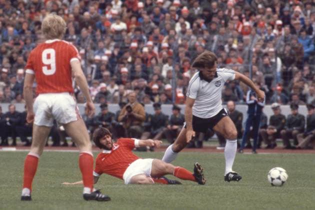 Archivbilder der Woche SPORT KW15 Ronald BORCHERS (Frankfurt, rechts) GEGEN FRIEDHELM FUNKEL (Kaiserslautern) Aktion, Zweikampf, DFB-Pokal-Finale Eintracht Frankfurt - 1. FC Kaiserslautern 3:1, am 02.05.1981 im Neckarstadion Stuttgart Deutschland. *** Ronald BORCHERS Frankfurt, right AGAINST FRIEDHELM FUNKEL Kaiserslautern action, duel, DFB Pokal Final Eintracht Frankfurt 1 FC Kaiserslautern 3 1, on 02 05 1981 at Neckarstadion Stuttgart Germany