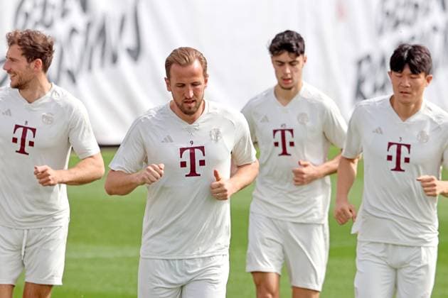 v.l. 8 Leon Goretzka, 9 Harry Kane, 45 Aleksandar Pavlovic, 3 Minjae Kim, laufen, Gruppe, Fussball Abschlusstraining des FC Bayern Muenchen vor dem UEFA Champions League-Spiel, in London gegen Arsenal FC 08.04.2024 Trainingsgelaende, Saebenerstr. FOTO: Mladen Lackovic LakoPress