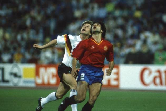 Frank MILL (GER) gegen TOMAS (ESP), Aktion, Zweikampf, Deutschland (GER) - Spanien (ESP) 2:0 Fussball EM EURO 1988 in Deutschland, 17.06.1988 im Muenchener Olympiastadion Â