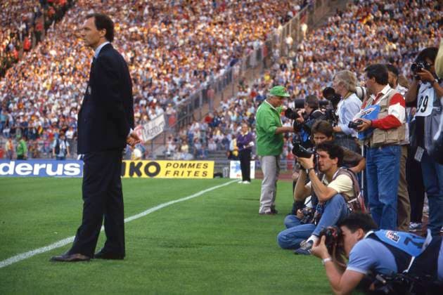 Archivbilder der Woche SPORT KW15 Teamvhef Franz BECKENBAUER (GER) wird von Fotografen mit ihren Kameras beobachtet, allgemein, feature, Randmotiv, Symbolfoto Deutschland (GER) - Spanien (ESP) 2:0 Fussball EM EURO 1988 in Deutschland, 17.06.1988 im Muenchener Olympiastadion Â *** Team manager Franz BECKENBAUER GER is observed by photographers with their cameras, general, feature, marginal motif, symbol photo Germany GER Spain ESP 2 0 Soccer EURO 1988 in Germany, 17 06 1988 in the Munich Olympic Stadium Â