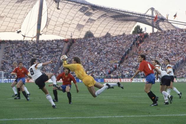 Torwart Eike IMMEL (GER) Parade, Aktion, Strafraumszene, Deutschland (GER) - Spanien (ESP) 2:0 Fussball EM EURO 1988 in Deutschland, 17.06.1988 im Muenchener Olympiastadion Â
