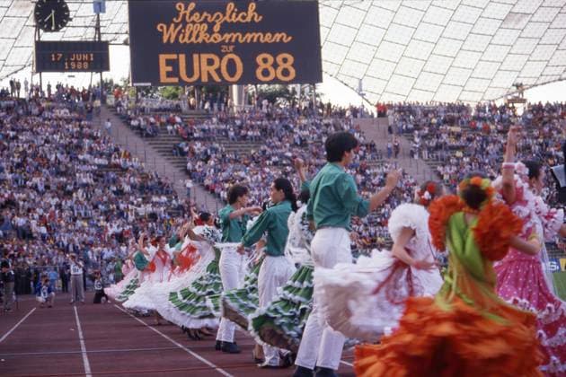 Spanische Folklore vor dem Spiel, Tanzpaare auf der Laufbahn, Flamenco, allgemein, feature, Randmotiv, Symbolfoto Deutschland (GER) - Spanien (ESP) 2:0 Fussball EM EURO 1988 in Deutschland, 17.06.1988 im Muenchener Olympiastadion Â