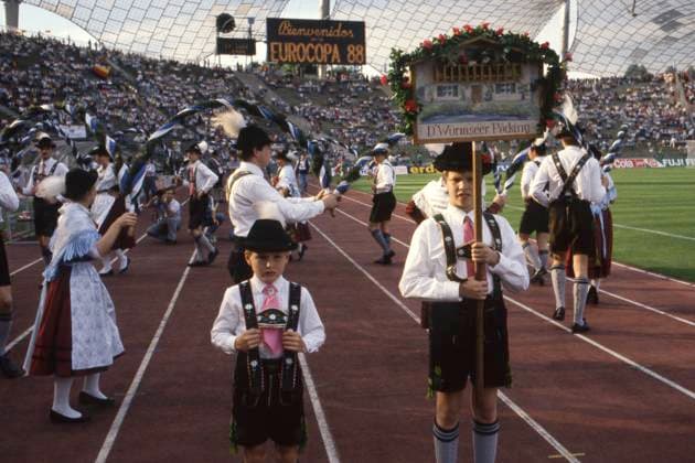 Archivbilder der Woche SPORT KW15 Deutsche bayrische Folklore vor dem Spiel, Jungen in Lederhosen, allgemein, feature, Randmotiv, Symbolfoto Deutschland (GER) - Spanien (ESP) 2:0 Fussball EM EURO 1988 in Deutschland, 17.06.1988 im Muenchener Olympiastadion Â *** German Bavarian folklore before the game, boys in lederhosen, general, feature, border motif, symbol photo Germany GER Spain ESP 2 0 Soccer EM EURO 1988 in Germany, 17 06 1988 in the Munich Olympic Stadium Â