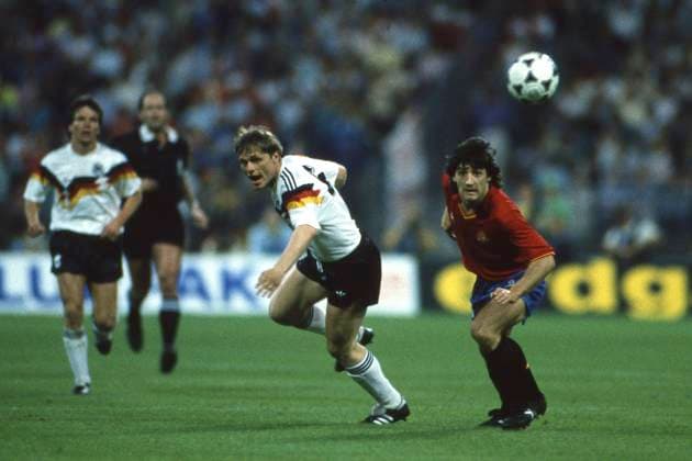 Uli BOROWKA, links, GER, Aktion, Zweikampf, , Gegenspieler nicht identifiziert, Deutschland (GER) - Spanien (ESP) 2:0 Fussball EM EURO 1988 in Deutschland, 17.06.1988 im Muenchener Olympiastadion Â