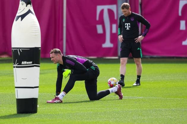 Manuel Neuer (FC Bayern Muenchen, 01) stretchen auf dem Boden, Abschlusstraining, FC Bayern Muenchen, Fussball, UEFA Champions League, Viertelfinale Hinspiel, Saison 23 24, 08.04.2024, Abschlusstraining, FC Bayern Muenchen, Fussball, UEFA Champions League, Viertelfinale Hinspiel, Saison 23 24, 08.04.2024 Muenchen Copyright: xEibner-Pressefoto JennixMaulx EP_JML