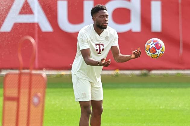 19 Alphonso Davies, am Ball, Portraet, Portrait, Fussball Abschlusstraining des FC Bayern Muenchen vor dem UEFA Champions League-Spiel, in London gegen Arsenal FC 08.04.2024 Trainingsgelaende, Saebenerstr. FOTO: Mladen Lackovic LakoPress