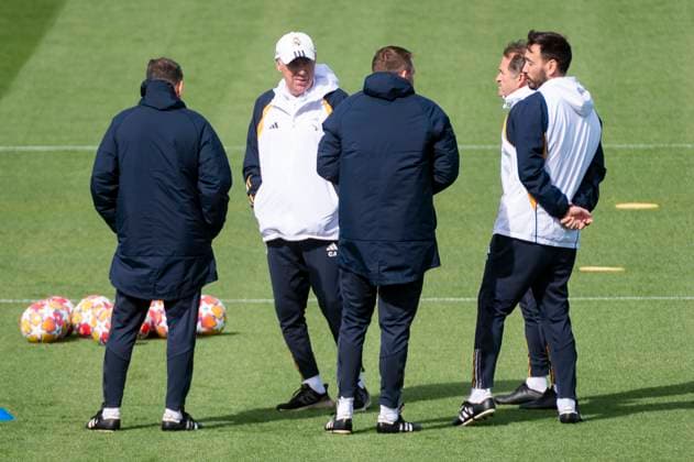 Uefa Champions League 2024: Real Madrid press conference, PK, Pressekonferenz match against Manchester City Carlo Ancelotti, coach of Real Madrid, seen with his collaborators during the training of Real Madrid the day before the quarter-final first leg football match of Champions League against Manchester City at Ciudad Real Madrid in Valdebebas, Madrid. Valdebebas Ciudad Real Madrid Madrid Spain Copyright: xAlbertoxGardinx AGardin_20240408_RealMadrid_ManCity_training_16