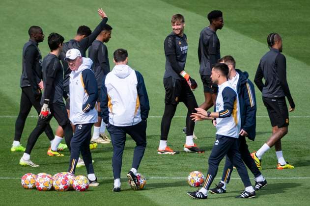 Uefa Champions League 2024: Real Madrid press conference, PK, Pressekonferenz match against Manchester City Carlo Ancelotti (L), coach of Real Madrid, seen with his collaborators and players during the training of Real Madrid the day before the quarter-final first leg football match of Champions League against Manchester City at Ciudad Real Madrid in Valdebebas, Madrid. Valdebebas Ciudad Real Madrid Madrid Spain Copyright: xAlbertoxGardinx AGardin_20240408_RealMadrid_ManCity_training_32