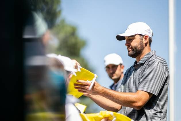 240408 Scottie Scheffler of the United States signing autographs during practice at the range prior to the 2024 Masters Golf Tournament on April 8, 2024 in Augusta. Photo: Petter Arvidson BILDBYRAN kod PA PA0789 golf masters 1 bbeng the masters Augusta Copyright: PETTERxARVIDSON BB240408PA009