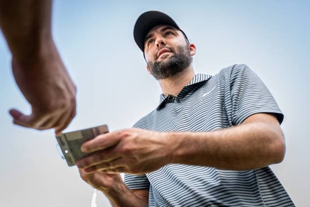 240408 Scottie Scheffler of the United States signing autographs during practice at the range prior to the 2024 Masters Golf Tournament on April 8, 2024 in Augusta. Photo: Petter Arvidson BILDBYRAN kod PA PA0789 golf masters 1 bbeng the masters Augusta Copyright: PETTERxARVIDSON BB240408PA011