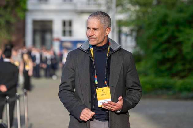 Fussball: EM-Workshop, Europameisterschaft, Treffen der Nationaltrainer am 08.04.2024 im Staendehaus in Duesseldorf. Sylvinho, Silvio Mendes Campos Junior (Albanien, Nationaltrainer) auf dem Weg ins Gebaeude. Foto: Kirchner-Media TH Copyright: xKirchner-Media THx