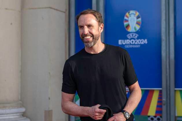 Fussball: EM-Workshop, Europameisterschaft, Treffen der Nationaltrainer am 08.04.2024 im Staendehaus in Duesseldorf. Gareth Southgate (England, Nationaltrainer) vor dem Gebaeudeeingang. Foto: Kirchner-Media TH Copyright: xKirchner-Media THx