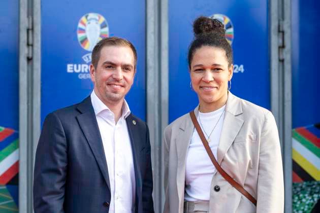 Fussball: EM-Workshop, Europameisterschaft, Treffen der Nationaltrainer am 08.04.2024 im Staendehaus in Duesseldorf. Philipp Lahm (Chef des Oganisationskomitee) und Celia Sasic (DFB Integrationsbotschafterin) vor dem Gebaeude. Foto: Kirchner-Media TH Copyright: xKirchner-Media THx