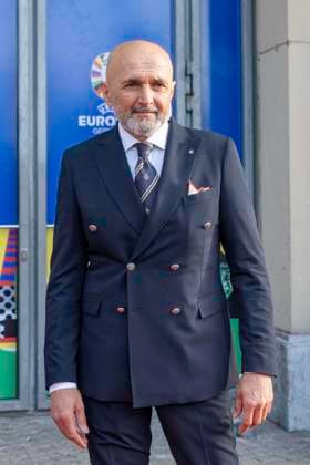 Fussball: EM-Workshop, Europameisterschaft, Treffen der Nationaltrainer am 08.04.2024 im Staendehaus in Duesseldorf. Luciano Spalletti (Italien, Nationaltrainer) vor dem Eingang in das Gebaeude. Foto: Kirchner-Media TH Copyright: xKirchner-Media THx