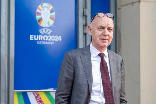 Fussball: EM-Workshop, Europameisterschaft, Treffen der Nationaltrainer am 08.04.2024 im Staendehaus in Duesseldorf. Bernd Neuendorf (DFB, Praesident) gibt sich locker. Foto: Kirchner-Media TH Copyright: xKirchner-Media THx