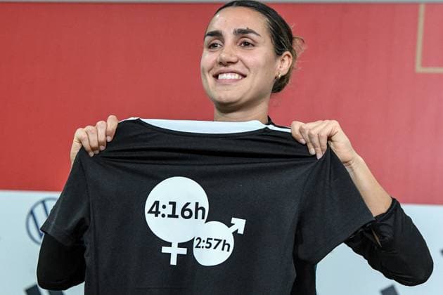 Sport Themen der Woche KW15 Sport Bilder des Tages Bibiane Schulze Solano (DFB Frauen) bei der Pressekonferenz, stellt das neue Aufwärmtrikot der Frauen Nationalmannschaft vor. Die Aufschrift besagt, Frauen arbeiten täglich 4:16 Stunden im Haushalt, Männer dagegen nur 2:57 Stunden,, 08.04.2024, Aachen (Deutschland), Fussball, EM-Qualifikation Frauen, Pressekonferenz, Abschlusstraining, Deutschland - Island, Fussball, EM-Qualifikation Frauen, Pressekonferenz, Abschlusstraining, Deutschland - Island, DFB DFL REGULATIONS PROHIBIT ANY USE OF PHOTOGRAPHS AS IMAGE SEQUENCES AND OR QUASI-VIDEO. *** Bibiane Schulze Solano DFB Women at the press conference, presents the new warm-up jersey of the womens national team The inscription says, Women work 4 16 hours a day in the household, while men only work 2 57 hours,, 08 04 2024, Aachen Germany , Football, European Championship Qualification Women, Press Conference, Final Training, Germany Iceland, Football, European Championship Qualification Women, Press Conference, Final Training, Germany Iceland, DFB DFL REGULATIONS PROHIBIT ANY USE OF PHOTOGRAPHS AS IMAGE SEQUENCES AND OR QUASI VIDEO xmhx