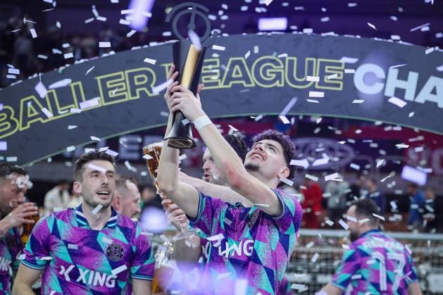 Bilder des Jahres 2024, Sport 04 April Sport Themen der Woche KW15 Sport Bilder des Tages 08.04.2024, Düsseldorf, Fußball, Baller League, PSD Bank Dome, Final Four, Finale Calcio Berlin - Streets United: Streets United wird Baller League Champion, Tyreece Herzhauser (Streets United, 11) steht jubelnd mit dem Pokal auf dem Siegerehrungspodest Nordrhein-Westfalen Deutschland *** 08 04 2024, Düsseldorf, Football, Baller League, PSD Bank Dome, Final Four, Final Calcio Berlin Streets United Streets United becomes Baller League Champion, Tyreece Herzhauser Streets United, 11 stands jubilantly with the trophy on the podium North Rhine-Westphalia Germany