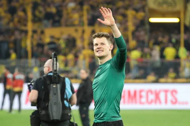 1. Bundesliga - Borussia Dortmund - VfB Stuttgart am 06.04.2024 im Signal Iduna Park in Dortmund Torwart Alexander Nübel Nuebel Nubel (Stuttgart 33) jubelt und freut sich