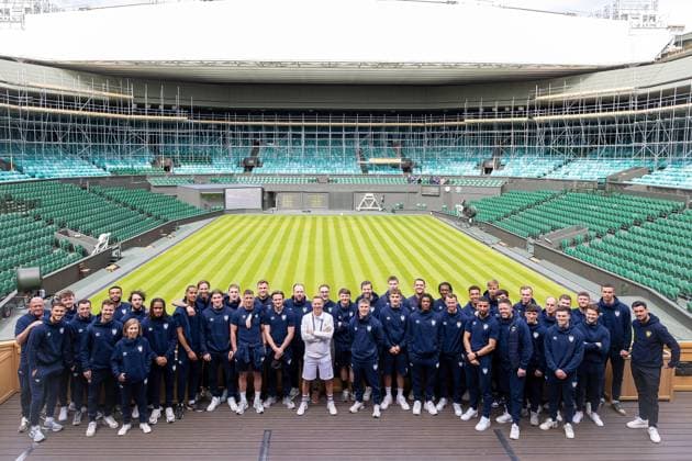 Sport Bilder des Tages AFC Wimbledon Wimbledon Tennis Training Session AELTC Head Coach Dan Bloxham and AFC Wimbledon coaching staff and players on Centre Court during an AFC Wimbledon team visit to The All England Lawn Tennis and Croquet Club, Wimbledon, United Kingdom on 8 April 2024. Editorial use only , Copyright: xIanxStephenx PSI-19409-0042