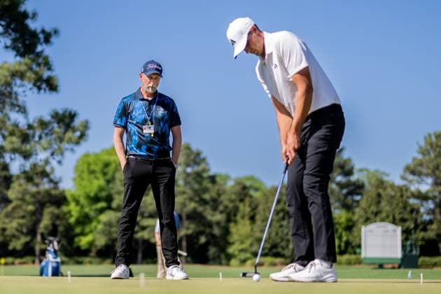 240408 Ludvig Aberg of Sweden with his coach Hans Larsson at the putting green during practice prior to the 2024 Masters Golf Tournament on April 8, 2024 in Augusta. Photo: Petter Arvidson BILDBYRAN kod PA PA0789 golf masters 1 bbeng the masters Augusta sverige puttning tränare Copyright: PETTERxARVIDSON BB240408PA107