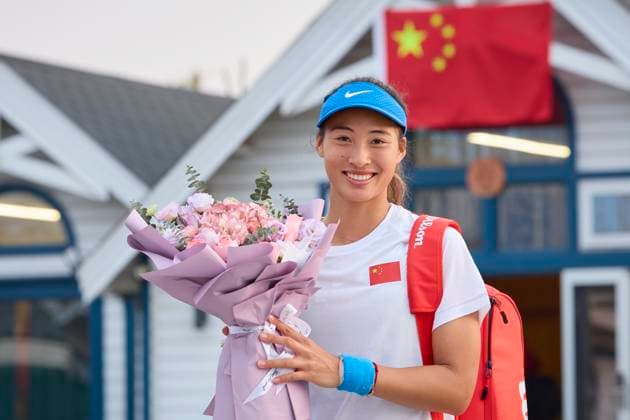 Sport Themen der Woche KW15 Sport Bilder des Tages CHANGSHA, CHINA - APRIL 08: Zheng Qinwen of China poses for a photo with a bouquet during a training session ahead of the Billie Jean King Cup 2024 Asia-Oceania Group I campaign at the Moon Island Clay Park on April 8, 2024 in Changsha, Hunan Province of China.  Copyright: xVCGx 111489981335