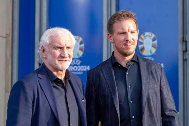 Fussball: EM-Workshop, Europameisterschaft, Treffen der Nationaltrainer am 08.04.2024 im Staendehaus in Duesseldorf. Rudie Voeller (DFB, Sportdirektor) und Julian Nagelsmann (Deutschland, Nationaltrainer) vor dem Eingang. Foto: Kirchner-Media TH *** European Football Championship Workshop, European Championship, Meeting of the national coaches on 08 04 2024 at the Staendehaus in Duesseldorf Rudie Voeller DFB, Sports Director and Julian Nagelsmann Germany, national coach in front of the entrance Photo Kirchner Media TH Copyright: xKirchner-Media THx