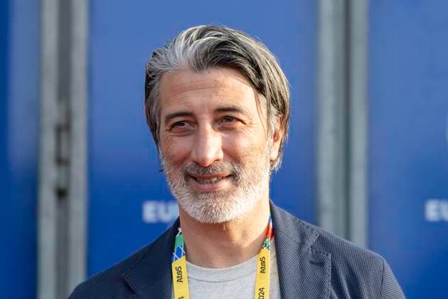 Fussball: EM-Workshop, Europameisterschaft, Treffen der Nationaltrainer am 08.04.2024 im Staendehaus in Duesseldorf. Murat Yakin (Schweiz, Nationaltrainer) vor dem Eingang. Foto: Kirchner-Media TH Copyright: xKirchner-Media THx