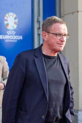 Fussball: EM-Workshop, Europameisterschaft, Treffen der Nationaltrainer am 08.04.2024 im Staendehaus in Duesseldorf. Ralf Rangnick (Oesterreich, Nationaltrainer) vor dem Eingang. Foto: Kirchner-Media TH Copyright: xKirchner-Media THx