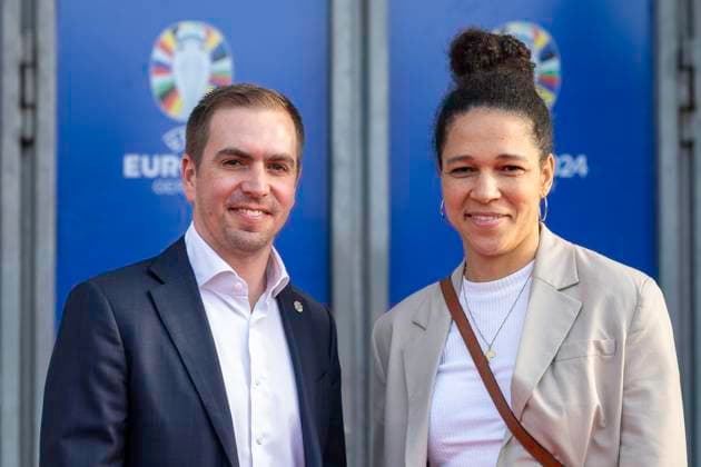 Fussball: EM-Workshop, Europameisterschaft, Treffen der Nationaltrainer am 08.04.2024 im Staendehaus in Duesseldorf. Philipp Lahm (Chef des Oganisationskomitee) und Celia Sasic (DFB Integrationsbotschafterin) vor dem Gebaeude. Foto: Kirchner-Media TH Copyright: xKirchner-Media THx