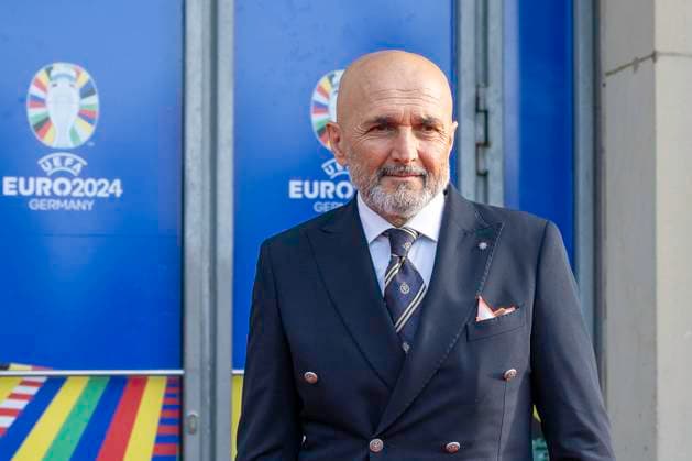 Fussball: EM-Workshop, Europameisterschaft, Treffen der Nationaltrainer am 08.04.2024 im Staendehaus in Duesseldorf. Luciano Spalletti (Italien, Nationaltrainer) vor dem Gebaeude. Foto: Kirchner-Media TH Copyright: xKirchner-Media THx