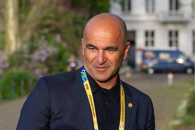 Fussball: EM-Workshop, Europameisterschaft, Treffen der Nationaltrainer am 08.04.2024 im Staendehaus in Duesseldorf. Roberto Martinez (Portugal, Nationaltrainer) schaut auf einen Fans. Foto: Kirchner-Media TH Copyright: xKirchner-Media THx