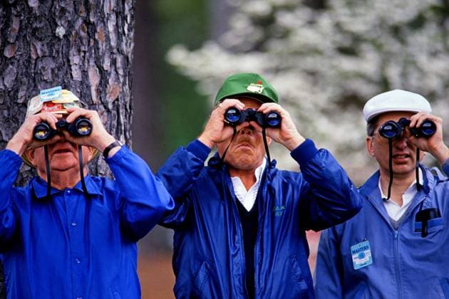 Archivbilder der Woche SPORT KW15 The Masters findet statt im Augusta National Gold Club Augusta National Golf Club The Masters 3 Zuschauer verfolgen das Spielgeschehen mit Ferngläser !ACHTUNG AUFNAHMEDATUM GESCHÄTZT! Augusta Georgia Untited States of America *** The Masters takes place at Augusta National Gold Club Augusta National Golf Club The Masters 3 spectators follow the action with binoculars ATTENTION