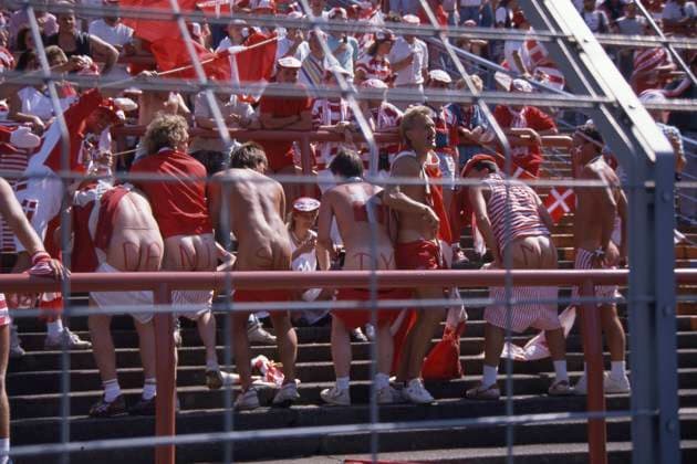 Daenische Fans zeigen ihre nackte Hinterteile, darauf die Buchstaben Danish Dynamite, allgemein, feature, Randmotiv, Symbolfoto Deutschland (GER) - Daenemark (DEN) 2:0 Fussball EM EURO 1988 in Deutschland, 14.06.1988 im Parkstadion Gelsenkirchen, Â