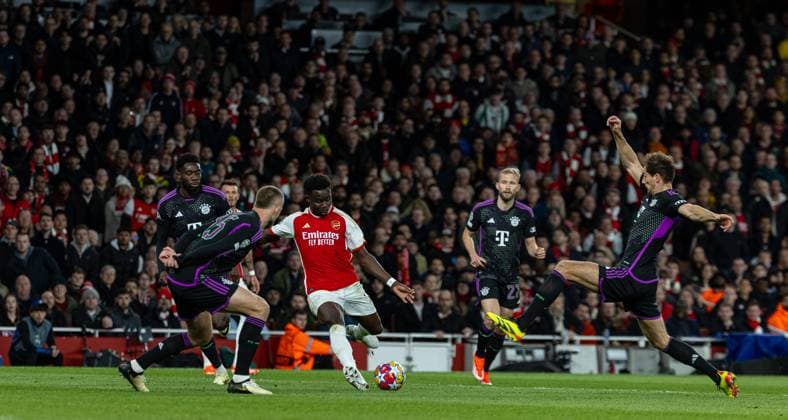 Football - UEFA Champions League - Quarter-Final 1st Leg - Arsenal FC v FC Bayern Munich LONDON, ENGLAND - Tuesday, April 9, 2024: Bayern Munich s Serge Gnabry scores the first goal during the UEFA Champions League Quarter-Final 1st Leg game between Arsenal FC and FC Bayern Munich at the Emirates Stadium. (Photo by David Rawcliffe Propaganda) LONDON Emirates Stadium GREATER LONDON ENGLAND  Copyright: xDavidxRawcliffex P2024-04-09-Arsenal_Bayern_Munich-9