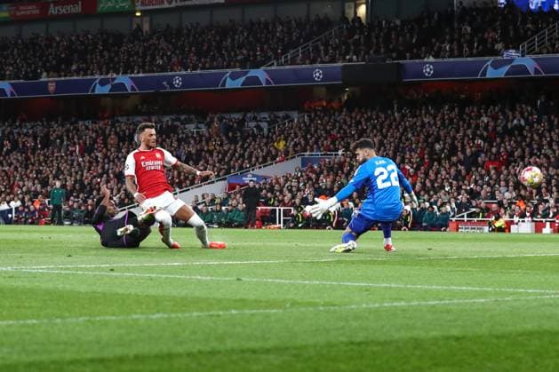 Arsenal v Bayern Munich 09 April 2024, London - UEFA Champions League - Quarter Final - First leg - Arsenal v Bayern Munich - Serge Gnabry of Bayern Munich scores their 1st goal - Photo: Jacques Feeney Offside. London UK Copyright: xJacquesxFeeneyx xOffsidexOffside