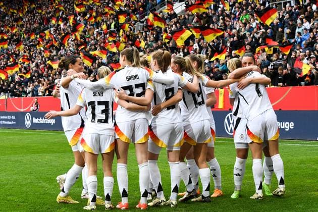 Sport Themen der Woche KW15 Sport Bilder des Tages Die Spielerinnen von Deutschland bejubeln den Treffer zum 1:0 durch Lea Schüller (Deutschland, 7), rechter Bildrand, jubeln über ein Tor, Jubel, Torjubel, Torerfolg, celebrate the goal, goal, celebration, Jubel ueber das Tor, optimistisch, Action, Aktion, 09.04.2024, Aachen (Deutschland), Fussball, UEFA, EM-Qualifikation Frauen, Deutschland - Island, Fussball, UEFA, EM-Qualifikation Frauen, Deutschland - Island, DFB DFL REGULATIONS PROHIBIT ANY USE OF PHOTOGRAPHS AS IMAGE SEQUENCES AND OR QUASI-VIDEO. *** The players of Germany celebrate the goal to 1 0 by Lea Schüller Germany, 7 , right edge of the picture, cheer about a goal, jubilation, goal celebration, celebrate the goal, goal, celebration, jubilation about the goal, optimistic, action, Action, 09 04 2024, Aachen Germany , Football, UEFA, European Championship Qualification Women, Germany Iceland, Football, UEFA, European Championship Qualification Women, Germany Iceland, DFB DFL REGULATIONS PROHIBIT ANY USE OF PHOTOGRAPHS AS IMAGE SEQUENCES AND OR QUASI VIDEO xmhx