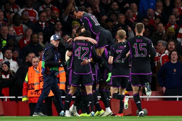 Harry Kane of Bayern Munich celebrates the goal with their teammates to make it 1-2 Arsenal v Bayern Munich, UEFA Champions League, Quarter Final, First Leg, Football, Emirates Stadium, London, UK - 09 Apr 2024 EDITORIAL USE ONLY No use with unauthorised audio, video, data, fixture lists, club league logos or live services. Online in-match use limited to 120 images, no video emulation. No use in betting, games or single club league player publications. Copyright: xSimonxDael Shutterstockx 14424047av