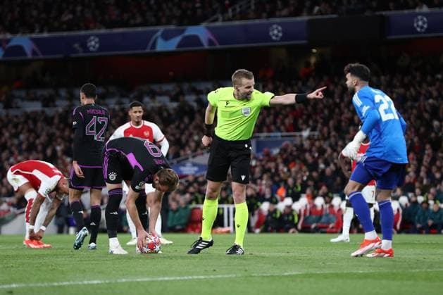 Arsenal v Bayern Munich 09 April 2024, London - UEFA Champions League - Quarter Final - First leg - Arsenal v Bayern Munich - Referee Glenn Nyberg asks Arsenal goalkeeper David Raya to move back Harry Kane of Bayern Munich sets up for a penalty - Photo: Jacques Feeney Offside. London UK Copyright: xJacquesxFeeneyx xOffsidexOffside