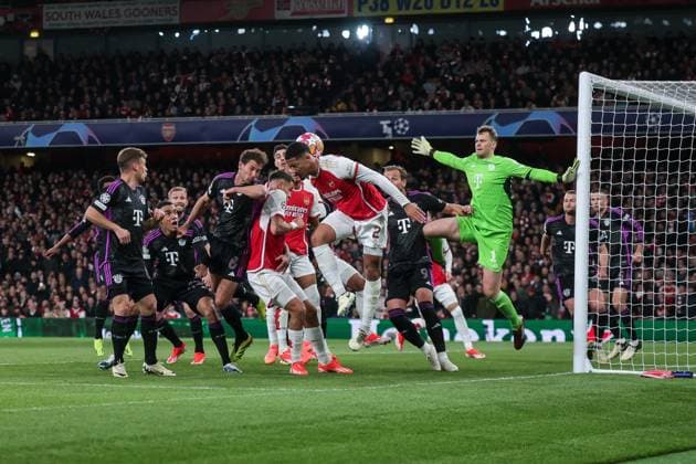 09.04.2024, Fussball, Saison 2023 2024, UEFA Champions League, Viertelfinale, Runde 1, Hinspiel, FC Arsenal London - FC Bayern München, v. l. Leon Goretzka (FC Bayern München), William Saliba (Arsenal London) im Duell, Torwart Manuel Neuer (FC Bayern München) pariert, London Emirates Stadium Greater London England xRHR-FOTO DEx Copyright: DennisxEwert RHR-FOTOx RHR-FOTO DE