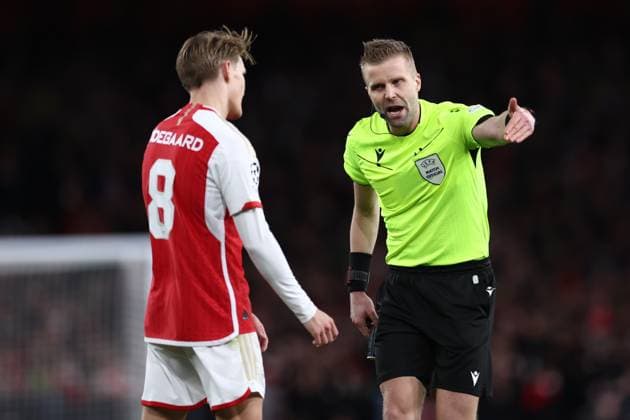 Arsenal v Bayern Munich 09 April 2024, London - UEFA Champions League - Quarter Final - First leg - Arsenal v Bayern Munich - Referee Glenn Nyberg speaks with Martin Odegaard of Arsenal - Photo: Jacques Feeney Offside. London UK Copyright: xJacquesxFeeneyx xOffsidexOffside