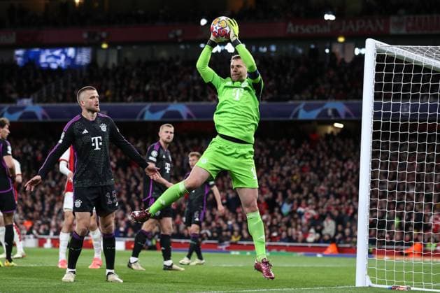 Arsenal v Bayern Munich 09 April 2024, London - UEFA Champions League - Quarter Final - First leg - Arsenal v Bayern Munich - Bayern Munich goalkeeper Manuel Neuer makes a save - Photo: Jacques Feeney Offside. London UK Copyright: xJacquesxFeeneyx xOffsidexOffside