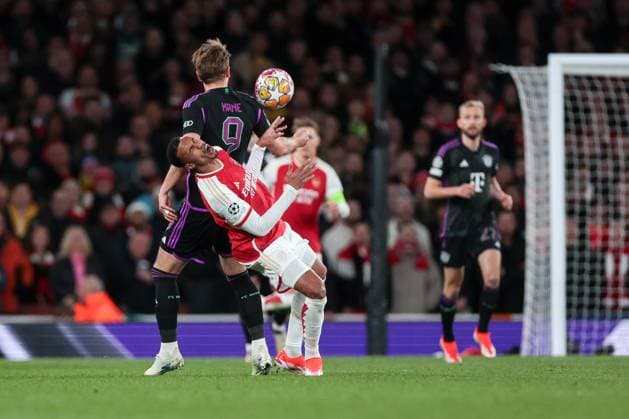 09.04.2024, Fussball, Saison 2023 2024, UEFA Champions League, Viertelfinale, Runde 1, Hinspiel, FC Arsenal London - FC Bayern München, v. l. Harry Kane (FC Bayern München) foult Gabriel Magalhaes (Arsenal London), London Emirates Stadium Greater London England xRHR-FOTO DEx Copyright: DennisxEwert RHR-FOTOx RHR-FOTO DE