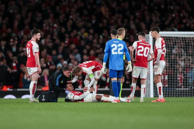 09.04.2024, Fussball, Saison 2023 2024, UEFA Champions League, Viertelfinale, Runde 1, Hinspiel, FC Arsenal London - FC Bayern München, Gabriel Magalhaes (Arsenal London) muss behandelt werden, London Emirates Stadium Greater London England xRHR-FOTO DEx Copyright: DennisxEwert RHR-FOTOx RHR-FOTO DE
