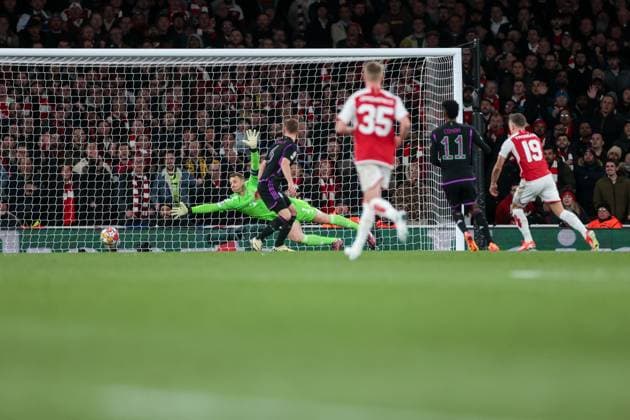 09.04.2024, Fussball, Saison 2023 2024, UEFA Champions League, Viertelfinale, Runde 1, Hinspiel, FC Arsenal London - FC Bayern München, Leandro Trossard (Arsenal London) trifft zum 2:2 gegen Torwart Manuel Neuer (FC Bayern München), London Emirates Stadium Greater London England xRHR-FOTO DEx Copyright: DennisxEwert RHR-FOTOx RHR-FOTO DE
