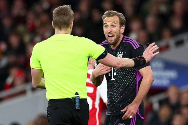 Harry Kane of Bayern Munich appeals to the Referee Glenn Nyberg Arsenal v Bayern Munich, UEFA Champions League, Quarter Final, First Leg, Football, Emirates Stadium, London, UK - 09 Apr 2024 EDITORIAL USE ONLY No use with unauthorised audio, video, data, fixture lists, club league logos or live services. Online in-match use limited to 120 images, no video emulation. No use in betting, games or single club league player publications.  Copyright: xSimonxDael Shutterstockx 14424047cu