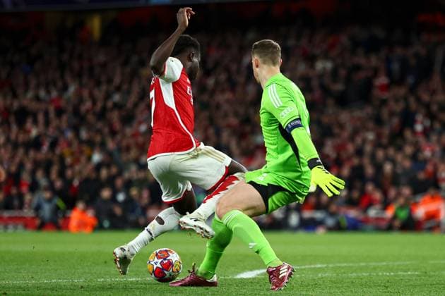 Sport Bilder des Tages Bukayo Saka of Arsenal is challenged by Manuel Neuer of Bayern Munich in the penalty area Arsenal v Bayern Munich, UEFA Champions League, Quarter Final, First Leg, Football, Emirates Stadium, London, UK - 09 Apr 2024 EDITORIAL USE ONLY No use with unauthorised audio, video, data, fixture lists, club league logos or live services. Online in-match use limited to 120 images, no video emulation. No use in betting, games or single club league player publications.  Copyright: xSimonxDael Shutterstockx 14424047cy