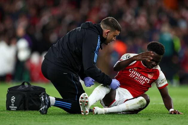Bukayo Saka of Arsenal receives treatment after a late challenge from Manuel Neuer of Bayern Munich in the penalty area Arsenal v Bayern Munich, UEFA Champions League, Quarter Final, First Leg, Football, Emirates Stadium, London, UK - 09 Apr 2024 EDITORIAL USE ONLY No use with unauthorised audio, video, data, fixture lists, club league logos or live services. Online in-match use limited to 120 images, no video emulation. No use in betting, games or single club league player publications.  Copyright: xSimonxDael Shutterstockx 14424047cz