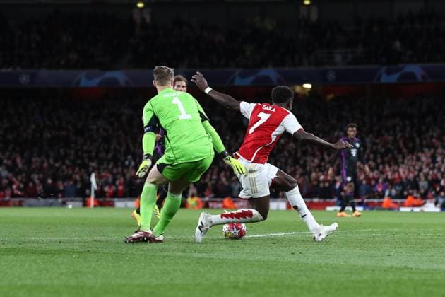 Arsenal v Bayern Munich 09 April 2024, London - UEFA Champions League - Quarter Final - First leg - Arsenal v Bayern Munich - Bayern Munich goalkeeper Manuel Neuer fouls Bukayo Saka of Arsenal but no penalty is given - Photo: Jacques Feeney Offside. London UK Copyright: xJacquesxFeeneyx xOffsidexOffside