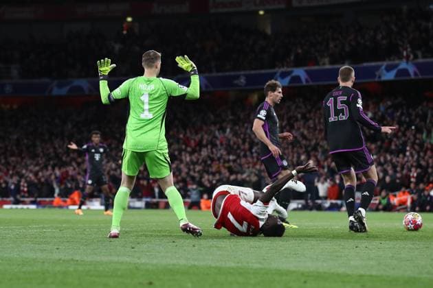 Arsenal v Bayern Munich 09 April 2024, London - UEFA Champions League - Quarter Final - First leg - Arsenal v Bayern Munich - Bayern Munich goalkeeper Manuel Neuer fouls Bukayo Saka of Arsenal but no penalty is given - Photo: Jacques Feeney Offside. London UK Copyright: xJacquesxFeeneyx xOffsidexOffside