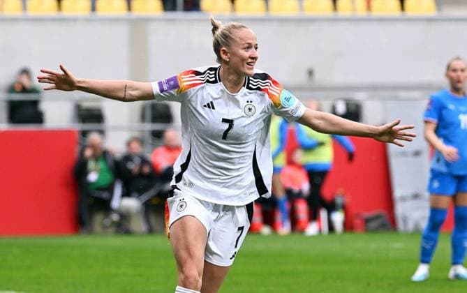 Fussball, Deutschland, Frauen Nationalmannschaft, EM Qualifikation, Tivoli Aachen: Deutschland - Island 3:1; Jubel Lea Schüller (GER) nach ihrem Tor zum 2:1. Jubel, Freude, Aktion. UEFA REGULATIONS PROHIBIT ANY USE OF PHOTOGRAPHS AS IMAGE SEQUENCES AND OR QUASI-VIDEO
